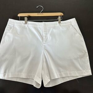 VENUS Women's Classic White Shorts